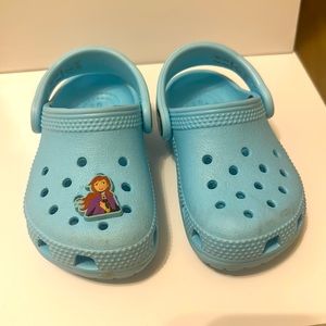 Toddler crocs size 6 baby blue Elsa button. Used good condition
